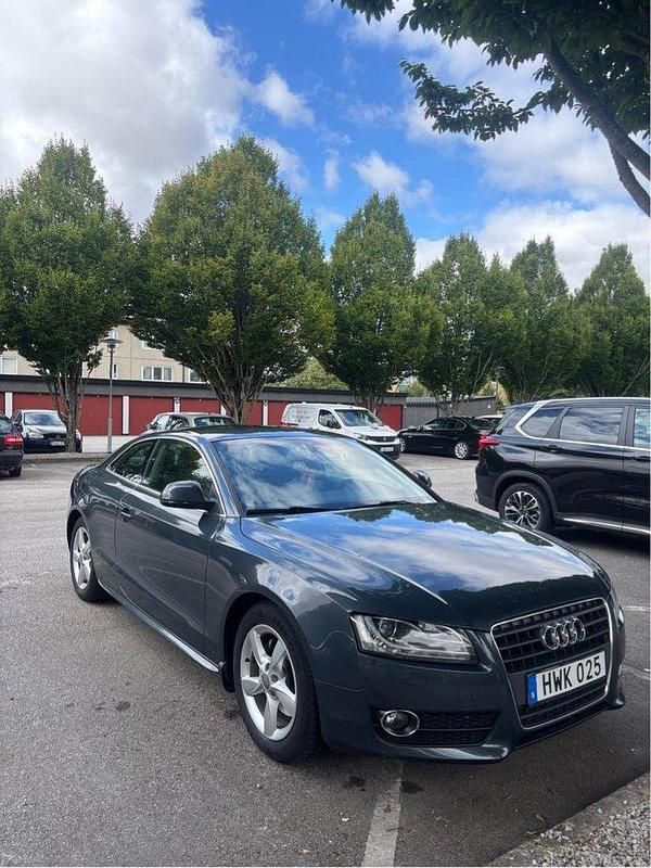 Grå Begagnad 2009 Audi A5 Sportkupé | 71 800 kr (Marknadspris) - Bild 1/4