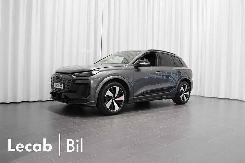 Grå Begagnad 2024 Audi Q6 e-tron S-Line SUV | 749 500 kr (Marknadspris) - Bild 1/4