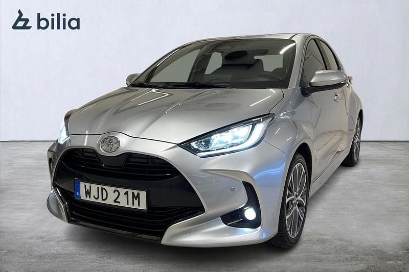 Silver Begagnad 2024 Toyota Yaris Hybrid Style Halvkombi | 269 900 kr (Marknadspris) - Bild 1/4