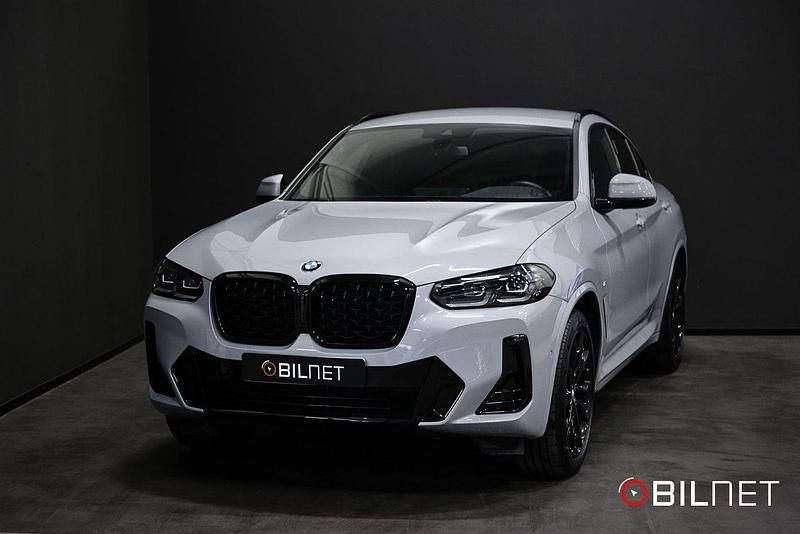 Grå Begagnad 2022 BMW X4 M Sport SUV | 599 900 kr (Lite dyr) - Bild 1/4