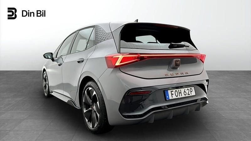 Begagnad Cupra Born e-Boost 169 kW (231 HK) 2023 Ljusgrå Halvkombi
