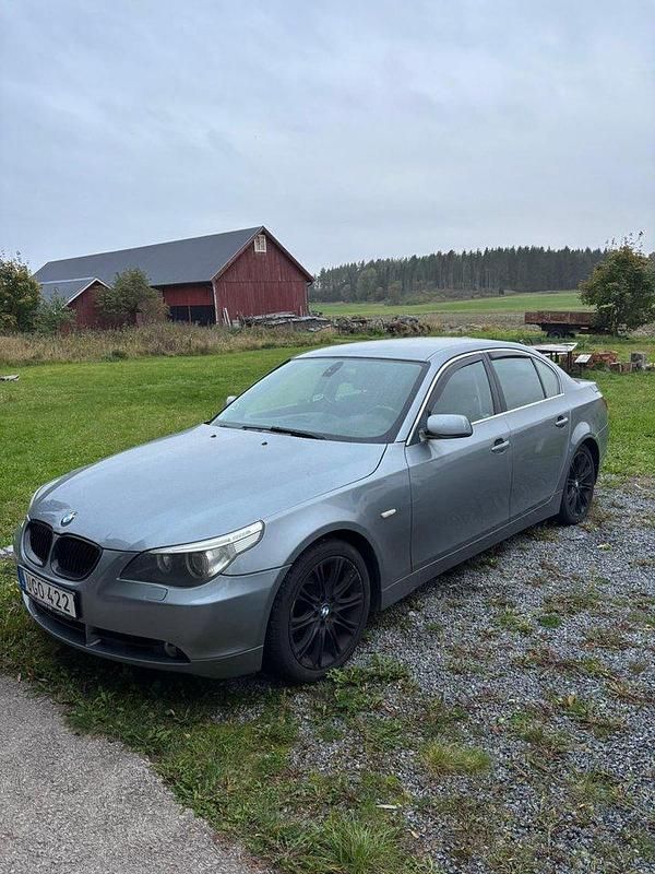 Grå Begagnad 2004 BMW 520 Sedan | 30 000 kr (Marknadspris) - Bild 1/4