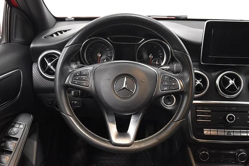 Begagnad Mercedes A180 Progressive 122 HK (89 kW) 2016 Röd Halvkombi