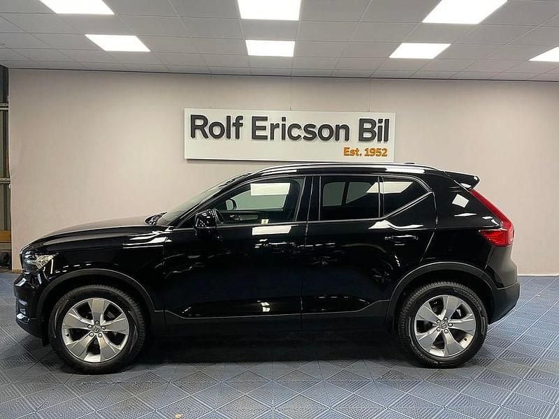 Begagnad Volvo XC40 Momentum 129 HK (94 kW) 2021 Svart SUV