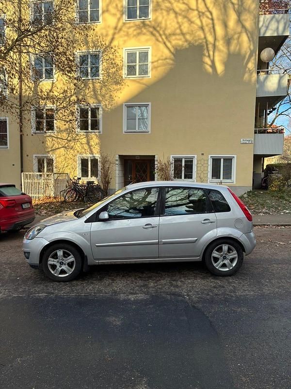 Begagnad 2007 Ford Fiesta Halvkombi | 16 000 kr (Marknadspris) - Bild 1/4