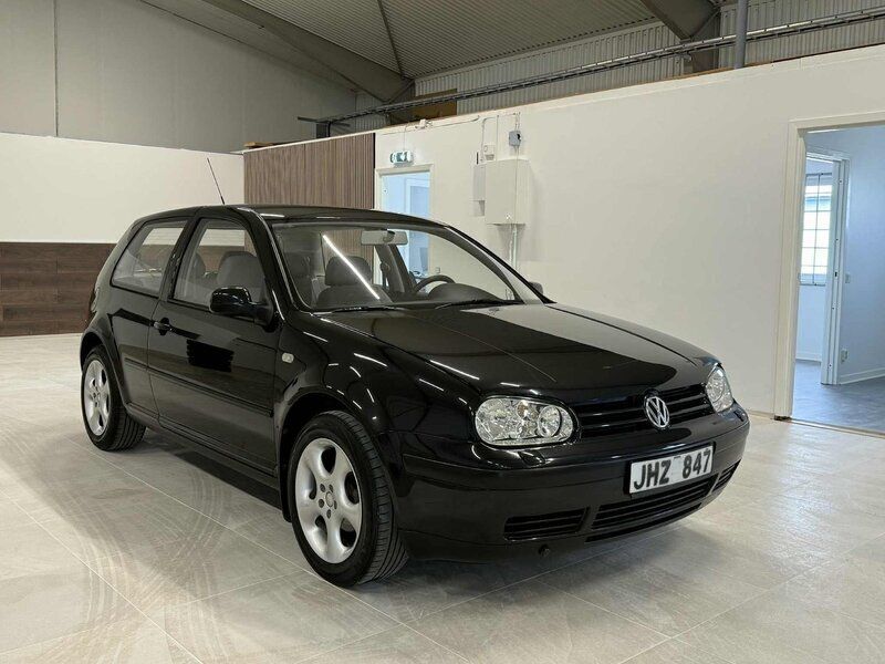 Svart Begagnad 1999 VW Golf IV Trendline Halvkombi | 39 900 kr (Marknadspris) - Bild 1/4