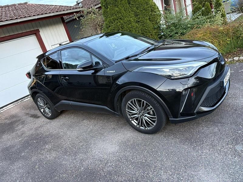 Svart Begagnad 2021 Toyota C-HR Executive SUV | 258 000 kr (Marknadspris) - Bild 1/4