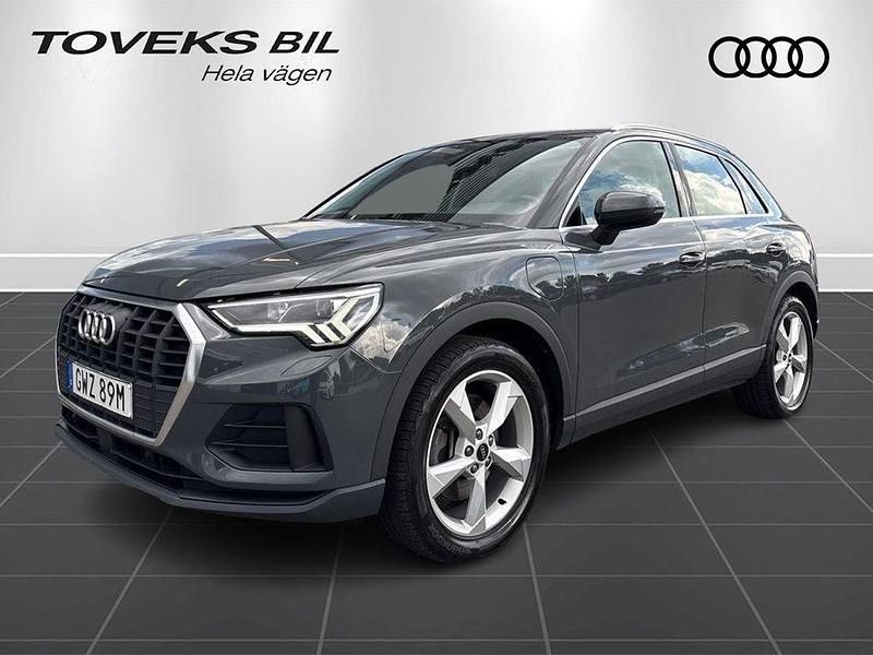 Grå Begagnad 2021 Audi Q3 Proline SUV | 309 000 kr (Marknadspris) - Bild 1/4