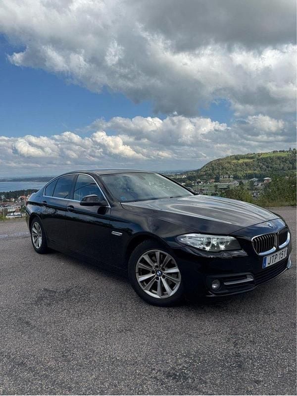 Svart Begagnad 2015 BMW 520 M Sport Sedan | 165 000 kr (Marknadspris) - Bild 1/4