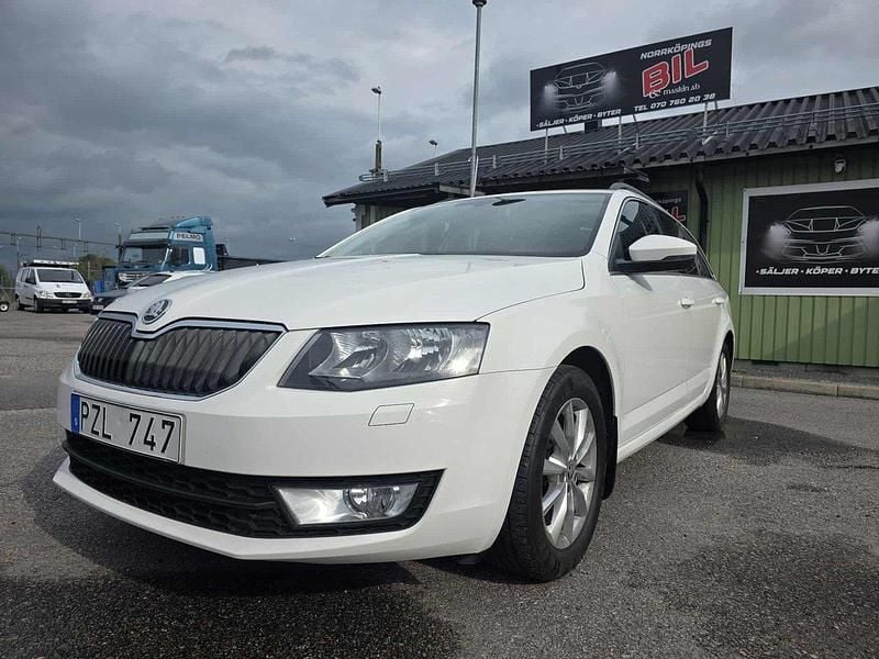 Vit Begagnad 2013 Skoda Octavia Ambition Kombi | 94 900 kr (Marknadspris) - Bild 1/4