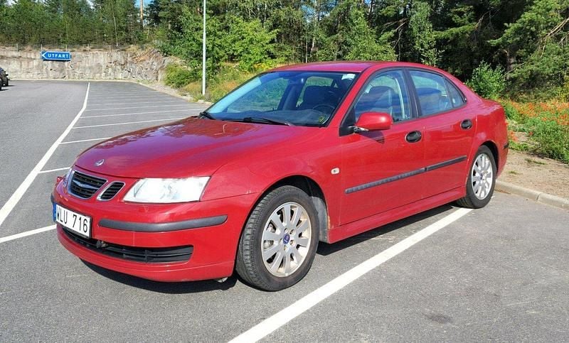 Röd Begagnad 2005 Saab 9-3 Vector Sedan | 21 000 kr (Superpris) - Bild 1/4