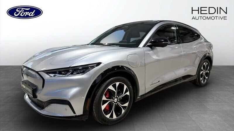 Grå (black) Begagnad 2022 Ford Mustang Mach-E Standard Range SUV | 349 900 kr (Marknadspris) - Bild 1/4