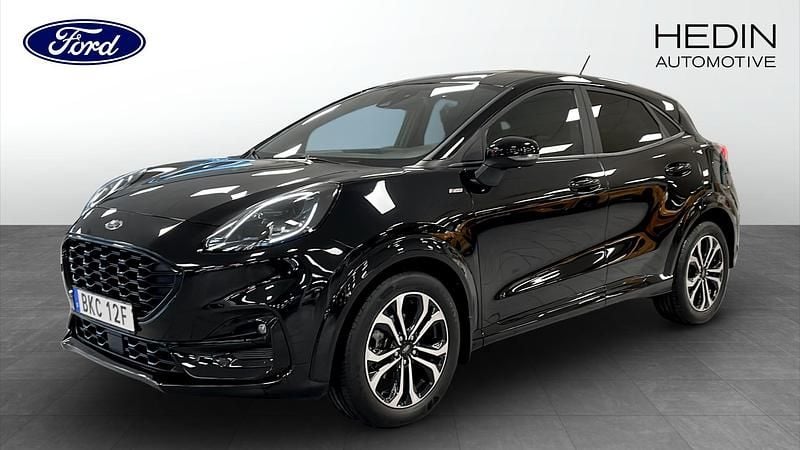 Svart (black) Begagnad 2022 Ford Puma ST-Line SUV | 219 900 kr (Marknadspris) - Bild 1/4