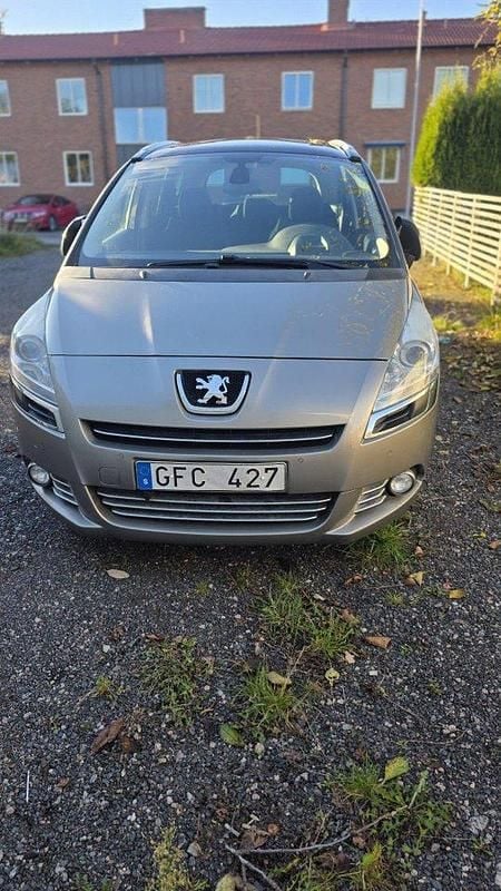Grå Begagnad 2012 Peugeot 5008 Allure Minibuss | 55 000 kr (Superpris) - Bild 1/4
