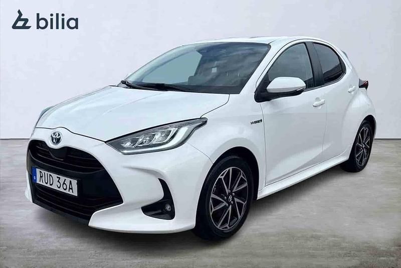 Vit Begagnad 2020 Toyota Yaris Hybrid Active Halvkombi | 189 900 kr (Marknadspris) - Bild 1/1