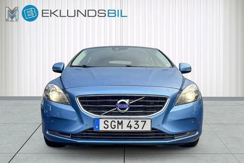 Begagnad Volvo V40 Momentum 190 HK (139 kW) 2014 Power blue metallic Halvkombi