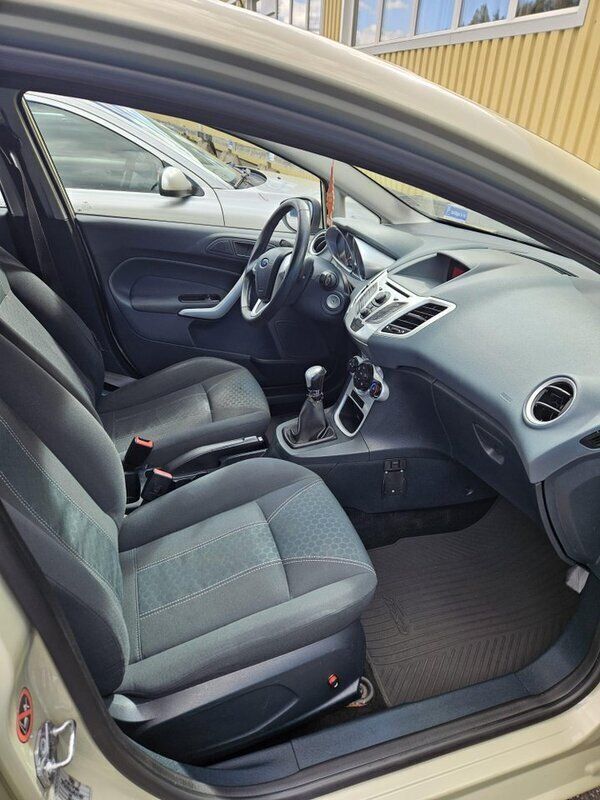 Grön Begagnad 2009 Ford Fiesta Halvkombi | 28 000 kr (Marknadspris) - Bild 1/4