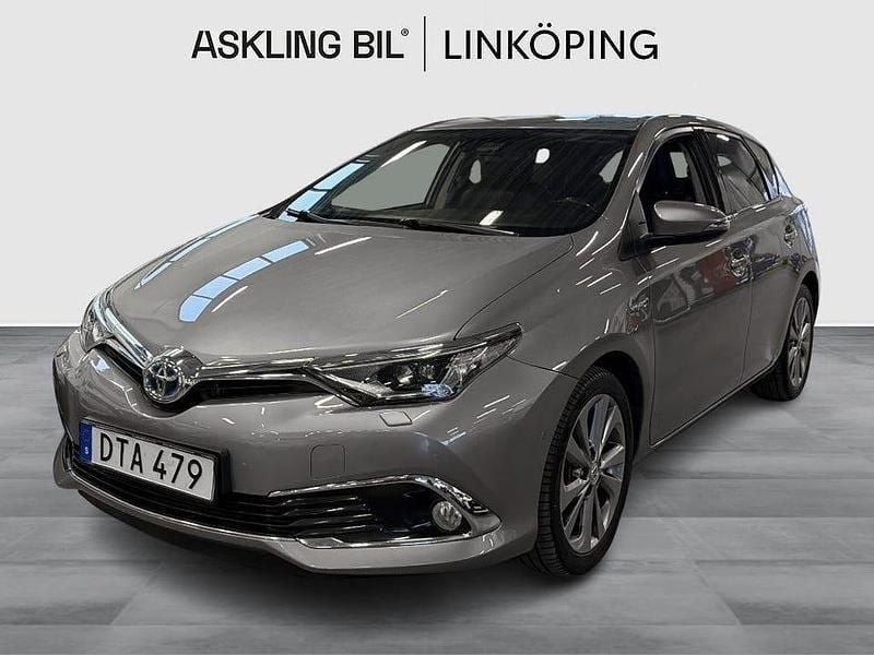 Brun Begagnad 2015 Toyota Auris Hybrid Executive Halvkombi | 144 000 kr (Marknadspris) - Bild 1/4