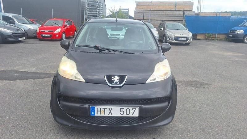 Brun (svart ) Begagnad 2009 Peugeot 107 Halvkombi | 19 900 kr (Marknadspris) - Bild 1/4