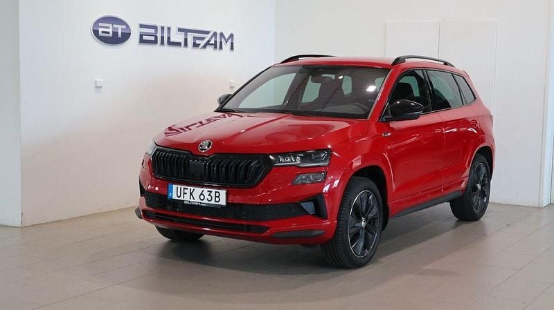 Röd Begagnad 2024 Skoda Karoq SportLine SUV | 396 900 kr (Dyr) - Bild 1/4