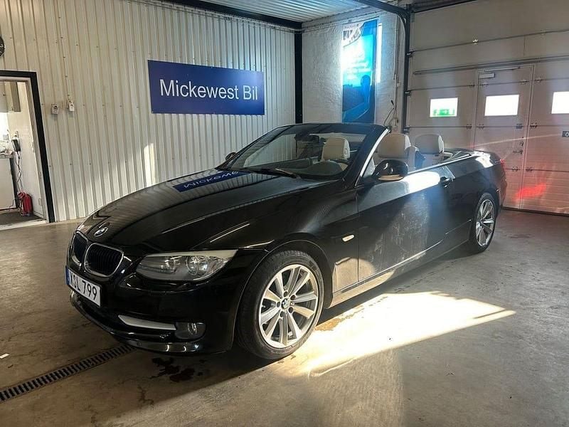 Svart Begagnad 2012 BMW 318 Comfort Edition Cab | 109 900 kr - Bild 1/4