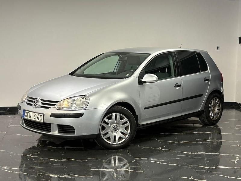 Begagnad VW Golf IV Trendline 102 HK (75 kW) 2005 Silver Halvkombi