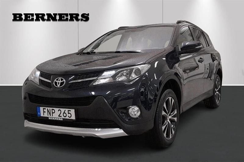 Mörkblå (blå) Begagnad 2015 Toyota RAV4 SUV | 179 900 kr (Marknadspris) - Bild 1/4