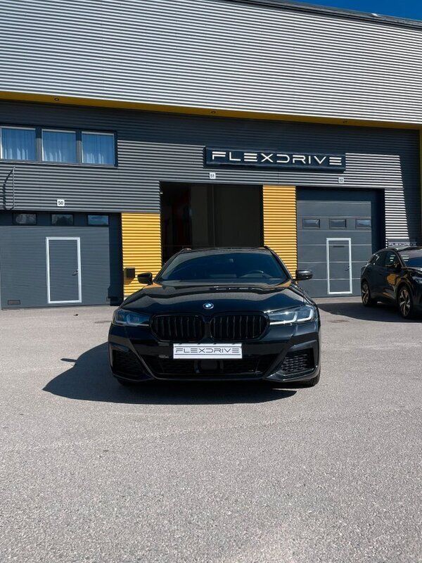 Svart Begagnad 2023 BMW 530e M Sport Kombi | 493 000 kr (Marknadspris) - Bild 1/4