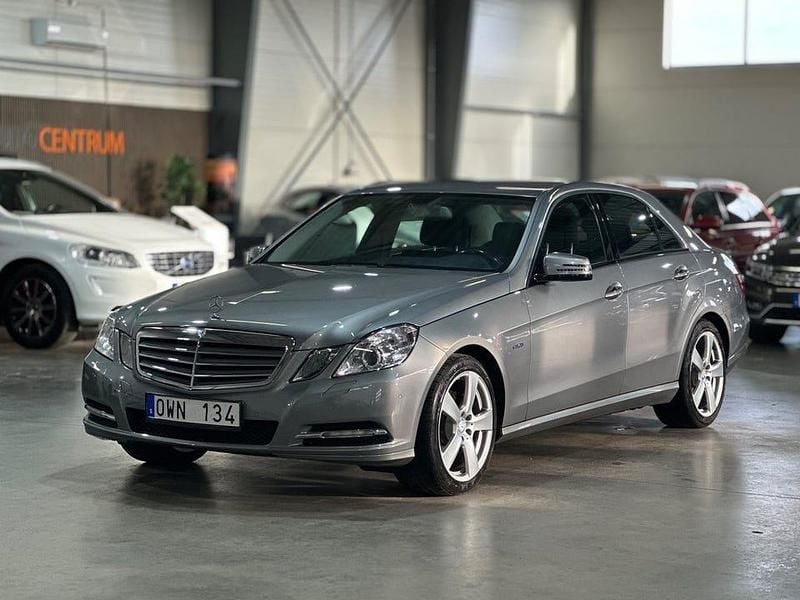 Silver (palladim silver metallic) Begagnad 2011 Mercedes E200 Classic Sedan | 89 900 kr (Bra pris) - Bild 1/4