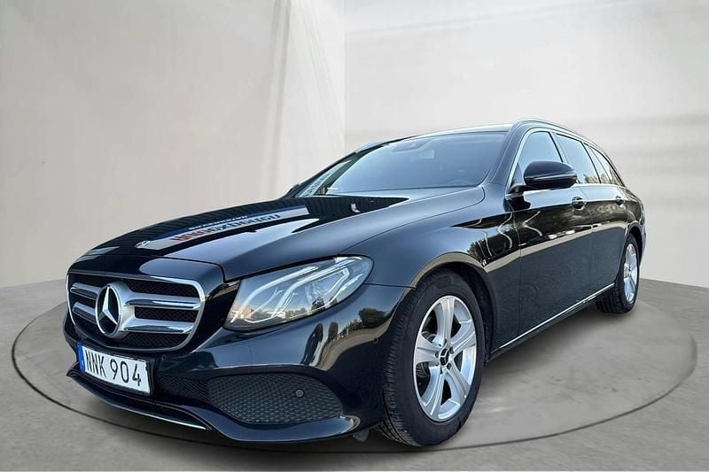 Svart Begagnad 2018 Mercedes E200 Avantgarde Kombi | 224 000 kr (Marknadspris) - Bild 1/4