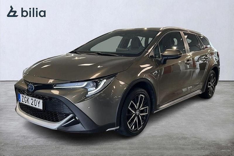 Grön Begagnad 2022 Toyota Corolla SUV | 289 900 kr (Dyr) - Bild 1/3