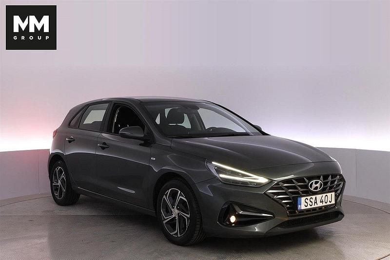 Grå Begagnad 2022 Hyundai i30 Advanced Halvkombi | 169 900 kr (Marknadspris) - Bild 1/4