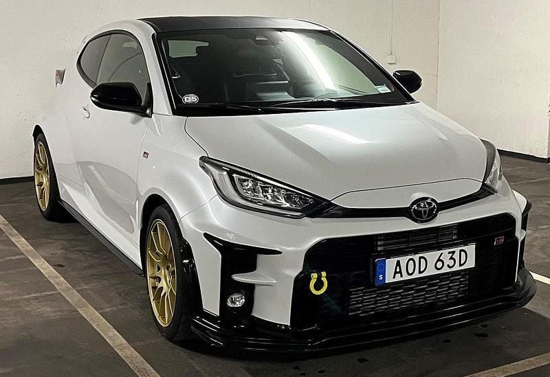 Vit Begagnad 2022 Toyota Yaris Halvkombi | 499 000 kr - Bild 1/4