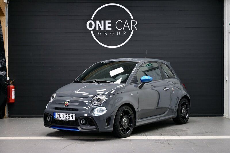 Grå Begagnad 2022 Abarth 595 Halvkombi | 214 900 kr (Marknadspris) - Bild 1/4
