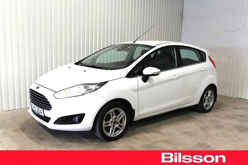 Vit Begagnad 2014 Ford Fiesta Titanium Halvkombi | 75 000 kr (Marknadspris) - Bild 1/4