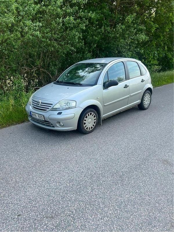 Silver Begagnad 2005 Citroën C3 Halvkombi | 13 000 kr (Bra pris) - Bild 1/3