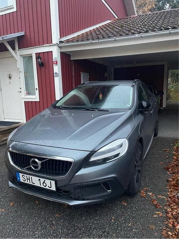 Grå Begagnad 2019 Volvo V40 CC Summum Kombi | 184 000 kr (Marknadspris) - Bild 1/4