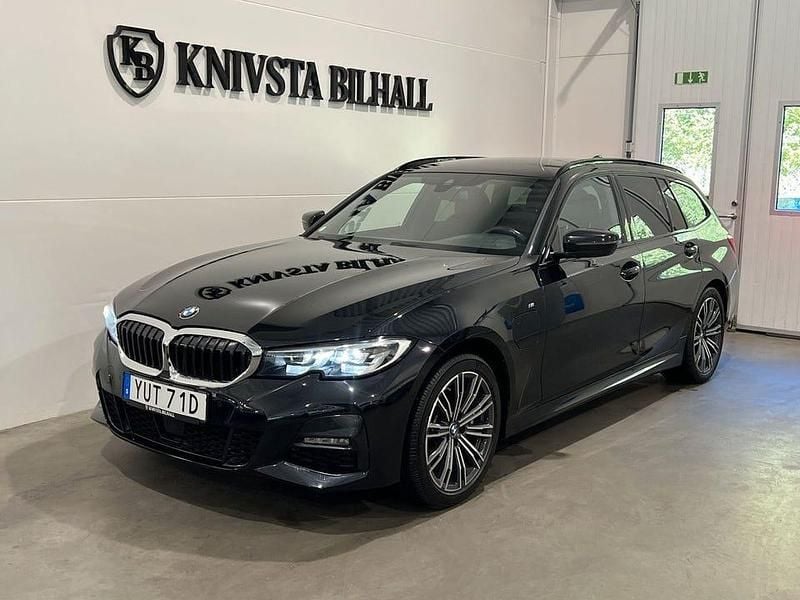 Svart Begagnad 2021 BMW 330 M Sport Kombi | 289 600 kr (Marknadspris) - Bild 1/4