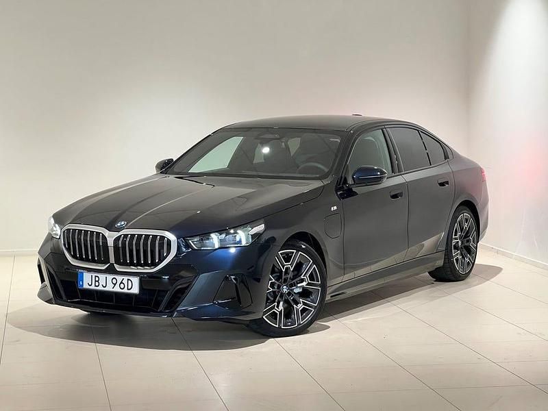 Blå Ny 2025 BMW 530 Comfort Edition Sedan | 659 000 kr - Bild 1/4