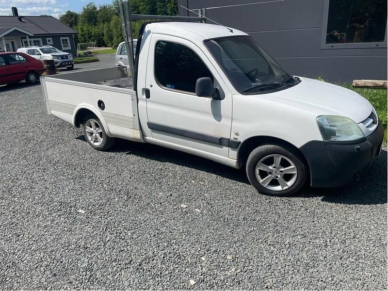 Vit Begagnad 2006 Peugeot Partner Minibuss | 19 999 kr (Lite dyr) - Bild 1/4