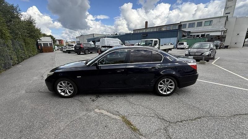 Blå Begagnad 2008 BMW 520 Sedan | 42 000 kr (Bra pris) - Bild 1/4