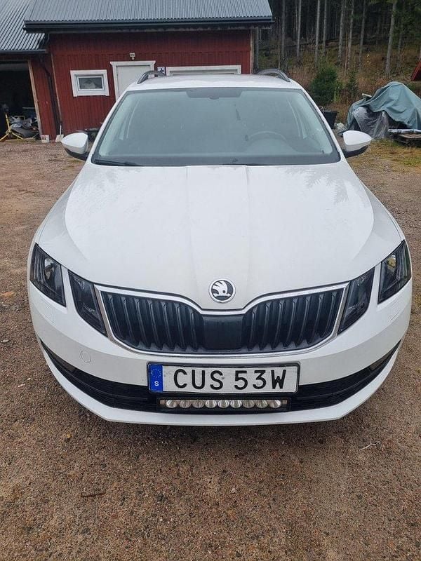 Vit Begagnad 2020 Skoda Octavia G-TEC Ambition Kombi | 79 500 kr (Marknadspris) - Bild 1/4