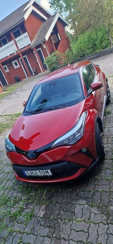 Röd Begagnad 2021 Toyota C-HR SUV | 210 000 kr (Bra pris) - Bild 1/3