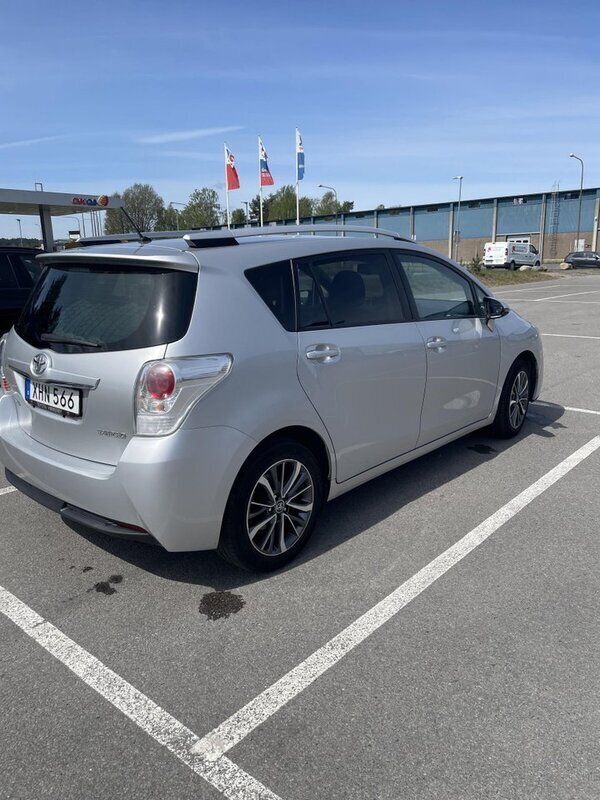 Silver Begagnad 2016 Toyota Verso Active Minibuss | 133 000 kr (Bra pris) - Bild 1/4