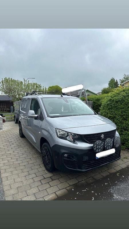 Grå Begagnad 2019 Peugeot Partner Minibuss | 130 000 kr (Marknadspris) - Bild 1/4