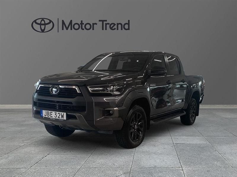 Mörkgrå (grå) Begagnad 2024 Toyota HiLux Pickup | 646 775 kr (Marknadspris) - Bild 1/4
