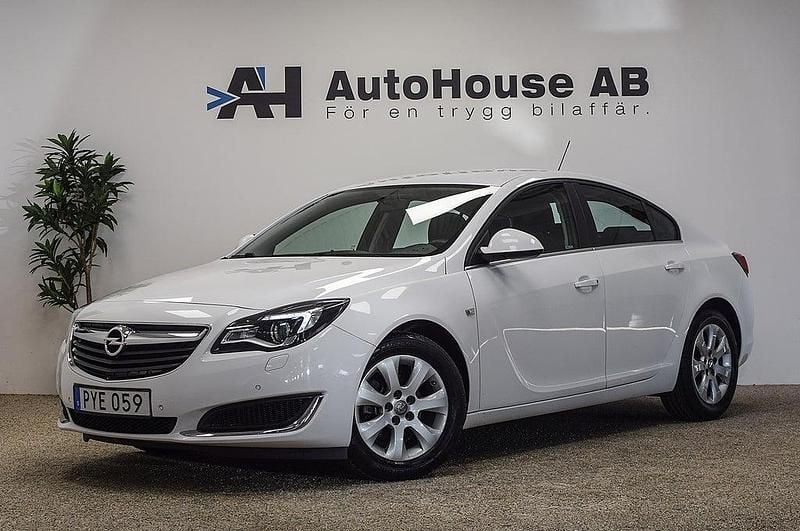 Vit Begagnad 2017 Opel Insignia Edition Halvkombi | 139 000 kr (Marknadspris) - Bild 1/4