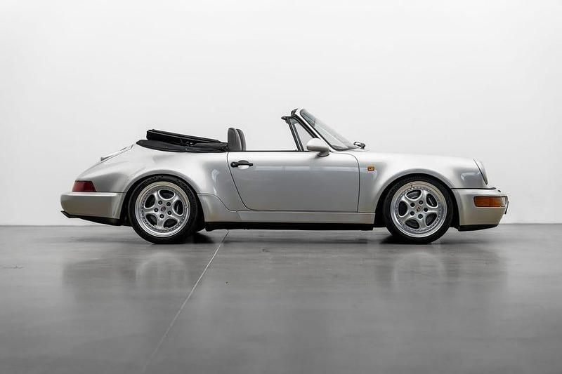 Begagnad Porsche 911 Carrera 250 HK (183 kW) 1992 Zermatt silver metallic / svart top Cab