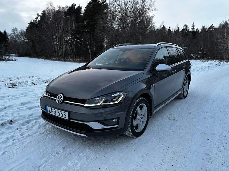 Gray metallic Begagnad 2018 VW Golf Alltrack Kombi | 198 500 kr (Marknadspris) - Bild 1/4