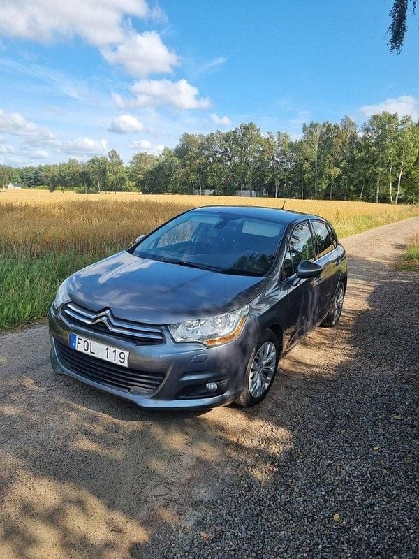 Grå Begagnad 2011 Citroën C4 Halvkombi | 65 000 kr (Marknadspris) - Bild 1/4